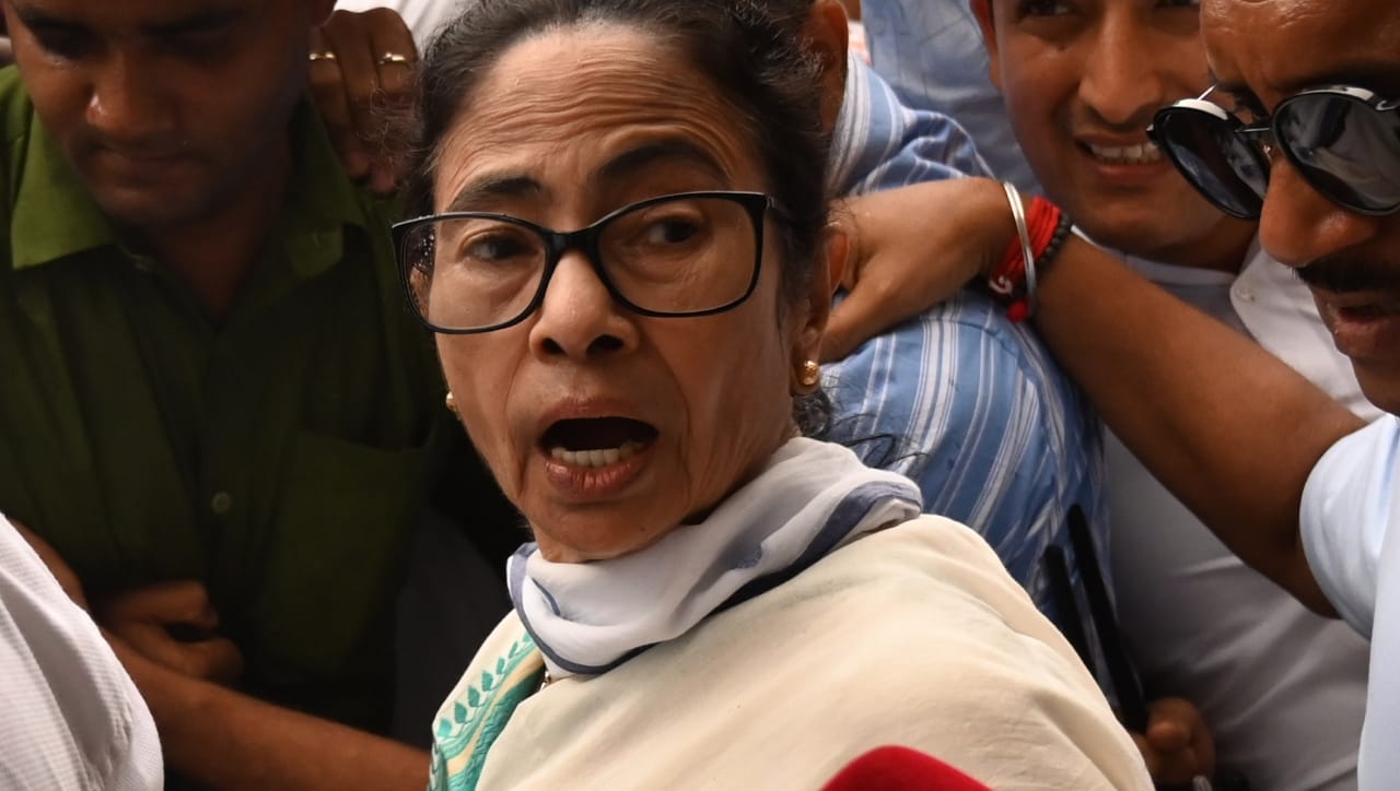 इतकेच नव्हे तर, नवीन सरकारच्या शपथविधीपूर्वी राजीनामा देणार नाही, असा आक्रमक पवित्रा त्यांनी घेतला आहे. निवडणुकीचे निकाल समोर आल्यानंतर ममता बॅनर्जी यांनी थेट निवडणूक प्रक्रियेवरच प्रश्नचिन्ह उपस्थित केले आहे.