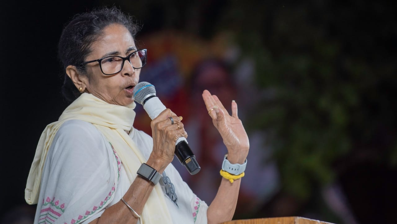 पश्चिम बंगाल विधानसभा निवडणुकीच्या निकालानंतर राज्याच्या राजकारणात अभूतपूर्व पेचप्रसंग निर्माण झाला आहे. नुकत्याच झालेल्या निवडणुकीत भाजपने ऐतिहासिक विजय मिळवला असला, तरी विद्यमान मुख्यमंत्री ममता बॅनर्जी यांनी पराभव स्वीकारण्यास नकार दिला आहे.