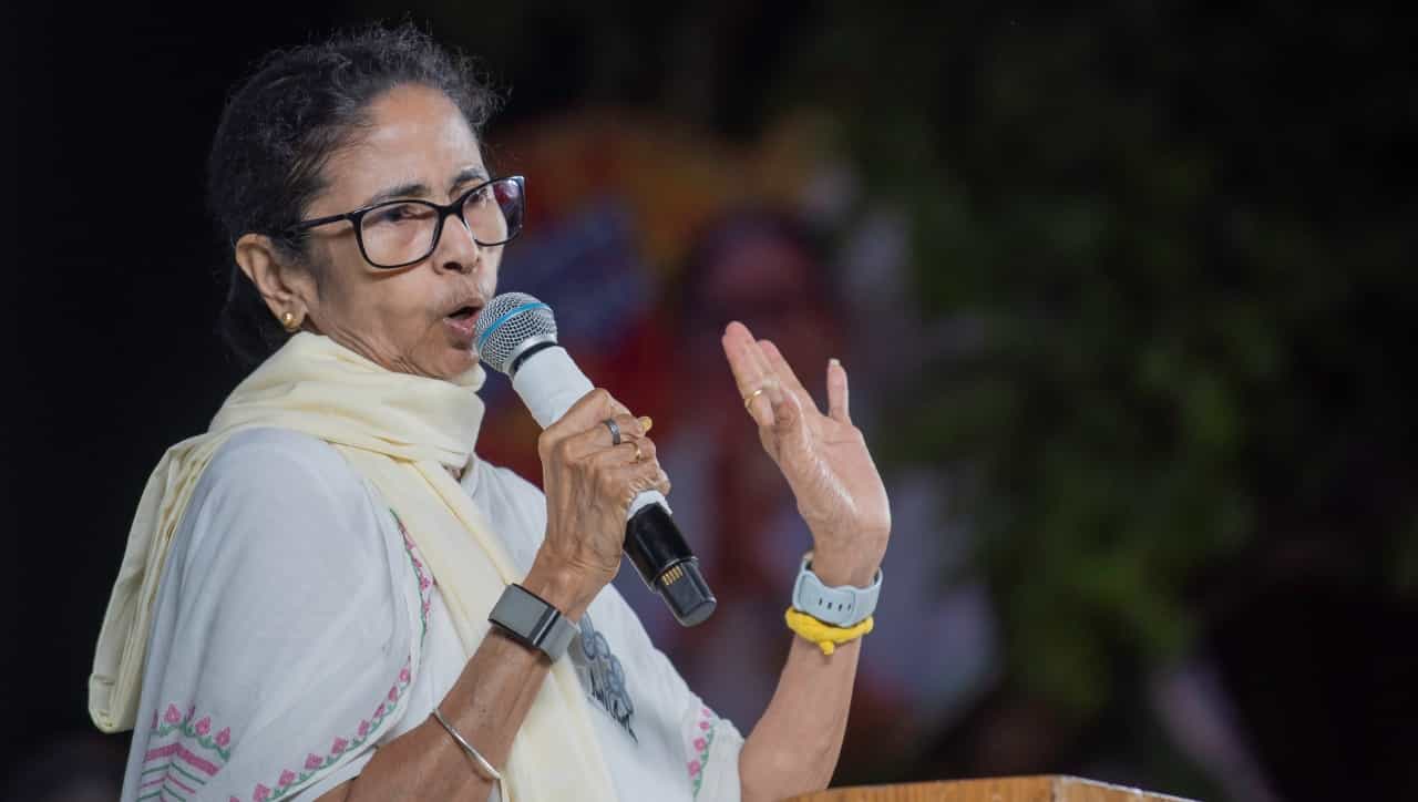 पश्चिम बंगाल विधानसभा निवडणुकीच्या निकालानंतर राज्याच्या राजकारणात अभूतपूर्व पेचप्रसंग निर्माण झाला आहे. नुकत्याच झालेल्या निवडणुकीत भाजपने ऐतिहासिक विजय मिळवला असला, तरी विद्यमान मुख्यमंत्री ममता बॅनर्जी यांनी पराभव स्वीकारण्यास नकार दिला आहे.