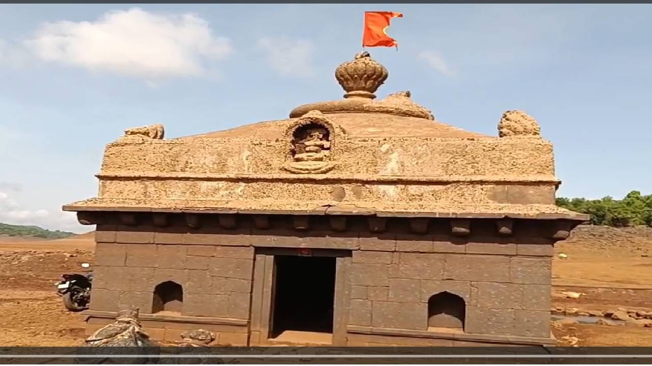सन १९२८ मध्ये इंग्रज सरकारने लॉइड डॅम (भाटघर धरण) झाले, मात्र हे मंदिर धरणाच्या पाण्यात गेले. दरवर्षी मे महिन्याच्या अखेरीस धरणातील पाणी कमी झाले की हे मंदिर पाण्याबाहेर येते. या मंदिराचे मूळ नाव 'कर्महरेश्वर' असल्याचे सांगितले जाते, परंतु कांबरे गावाच्या हद्दीत असल्याने ते 'कांबरेश्वर' म्हणून ओळखले जाते. त्यामुळेच वास्तू विशारद, अभियंते, इतिहासप्रेमी आणि छायाचित्रकार या ठिकाणाला आवर्जून भेट देतात. दरवर्षी स्थानिक ग्रामस्थ मंदिरातील गाळ काढून स्वच्छता करतात, अशी माहिती स्थानिकांनी दिली.