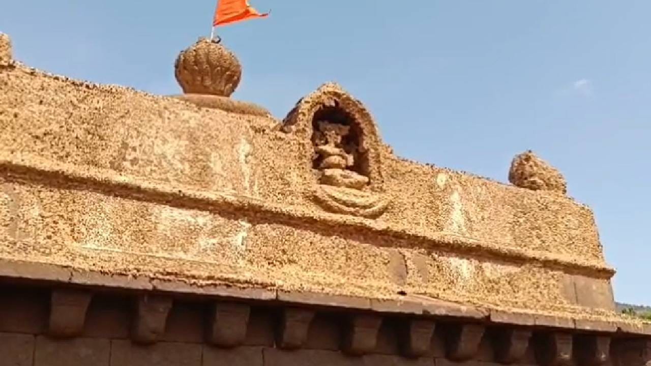 मंदिराच्या समोर प्राचीन शिळा आणि वीरगळ पाहावयास मिळतात. पाण्याचे असंख्य तडाखे खाऊनही हे मंदिर आजही भक्कम उभे आहे.