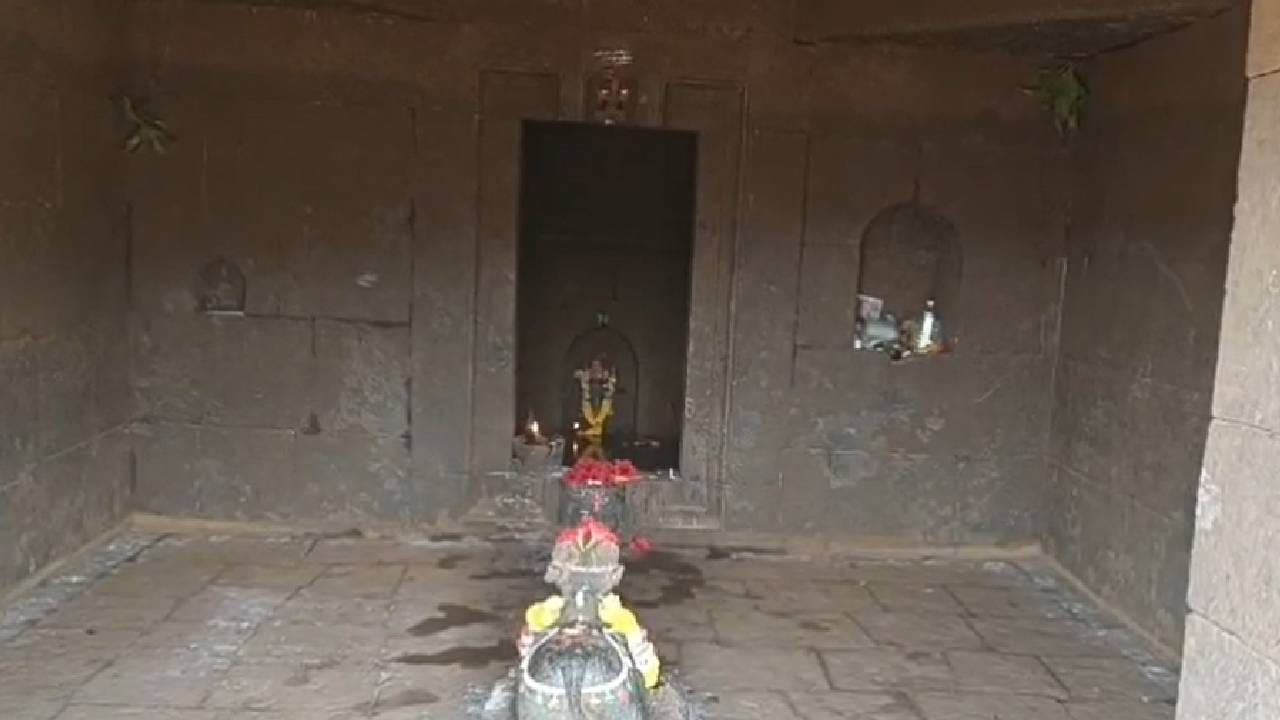 पाण्यातही वास्तुकला भक्कम मंदिराच्या मुख्य गाभाऱ्यात नेहमी गुडघाभर पाणी असते. भाविक पाण्यात हात घालून स्वयंभू शिवलिंगाला स्पर्श करतात. मंदिरात पार्वती माता आणि नंदीची मूर्ती आहे. मंदिराच्या भिंतींचे बांधकाम आयताकृती दगडांचे असून, कळसाचे बांधकाम चुनखडक, वाळू आणि विटांमध्ये आहे. दरवर्षी येणाऱ्या गाळामुळे मंदिराच्या समोरील पाच पायऱ्या जमिनीखाली गाडल्या गेल्या आहेत.