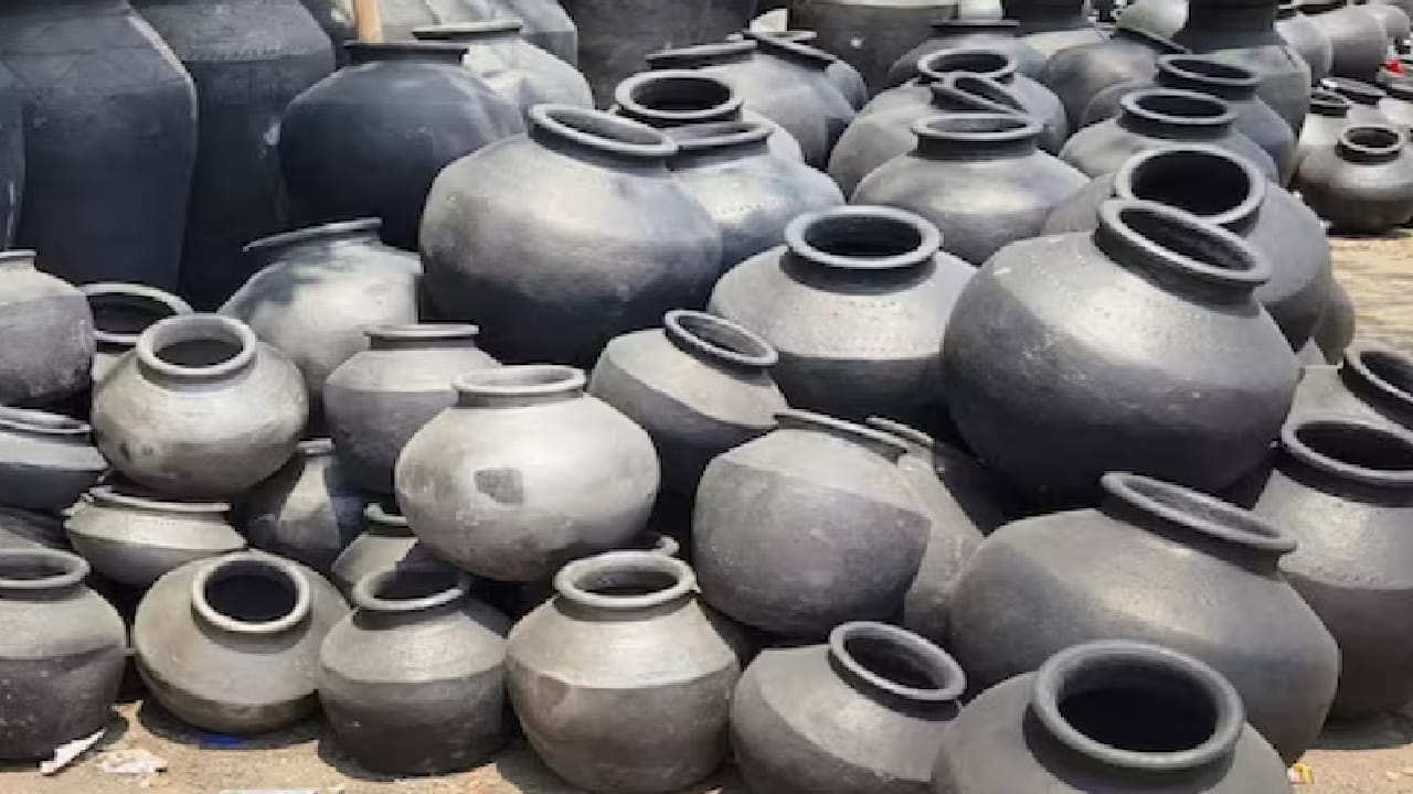 उन्हाचा तडाखा दिवसेंदिवस तीव्र होत असल्याने लोक पुन्हा नैसर्गिक थंडावा देणाऱ्या उपायांकडे वळत आहेत. फ्रिजसारख्या आधुनिक साधनांनंतरही मातीच्या मडक्यांची लोकप्रियता कमी झालेली नाही. उलट, या दिवसांमध्ये बाजारात मडक्यांची विक्री मोठ्या प्रमाणात वाढली आहे.