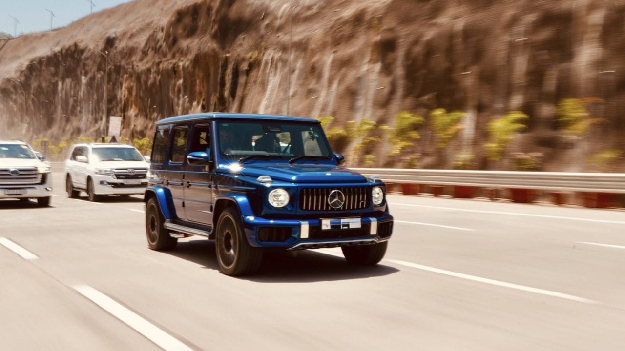 किंमत किती? : ही SUV फक्त 4.3 सेकंदांत 0 ते 100 किमी/तास वेग गाठते. याची टॉप स्पीड 240 किमी/तास आहे. या SUV ची किंमत सुमारे 3.60 कोटी रुपये (एक्स-शोरूम) आहे. ही देशातील सर्वात महाग आणि प्रीमियम गाड्यांपैकी एक आहे.