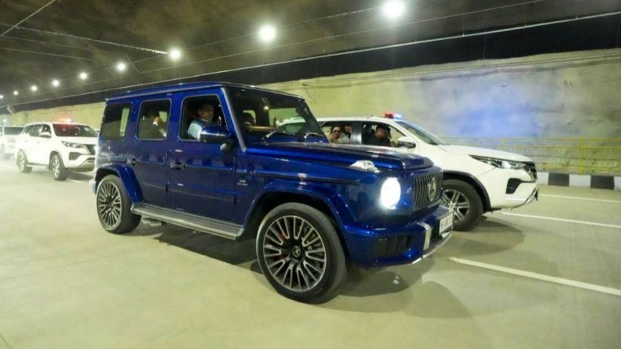 पॉवर आणि परफॉर्मन्स : या SUV मध्ये 4.0 लिटर V8 इंजिन आहे, जे 585 HP पॉवर आणि 850 Nm टॉर्क निर्माण करते. यामध्ये 48 व्होल्ट माइल्ड हायब्रिड सिस्टम देखील आहे.