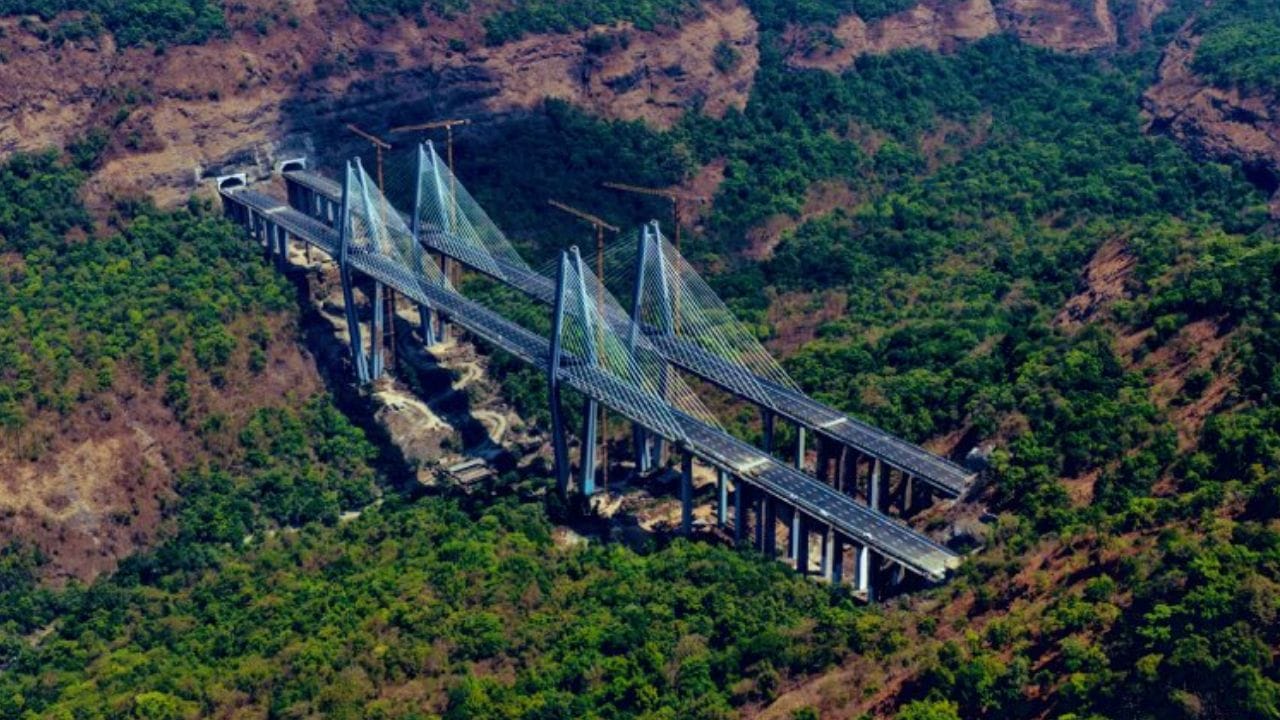 मिसिंग लिंक : मुंबई-पुणे एक्सप्रेसवेवरील मिसिंग लिंक प्रकल्प अखेर पूर्ण झाला असून आता प्रवास पूर्वीपेक्षा खूपच सोपा होणार आहे. यामुळे ट्रॅफिक जाम, धोकादायक वळणं आणि पावसाळ्यातील अडचणींमधून मोठा दिलासा मिळणार आहे.