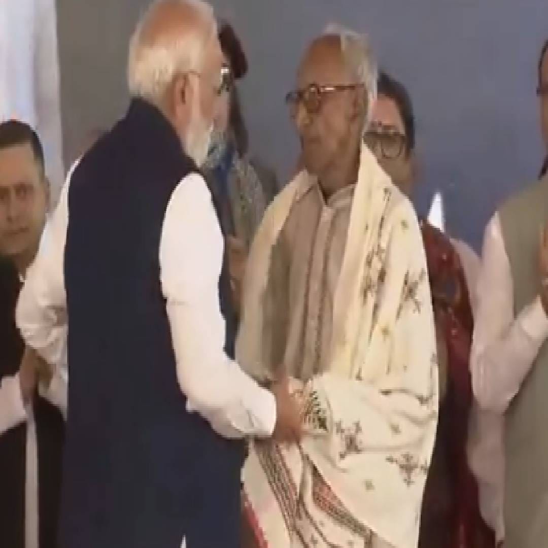पंतप्रधान नरेंद्र मोदी यांनी खूप आत्मीयतेने ज्यांची गळाभेट घेतली त्यांचं नाव माखनलाल सरकार आहे. ते पश्चिम बंगालमधील भाजपचे सर्वात वरिष्ठ कार्यकर्ते आहेत. त्यांचं वय 98 वर्ष आहे. 1952 साली श्यामा प्रसाद मुखर्जी यांच्यासोबत काश्मीरमध्ये तिरंगा फडकवण्याच्या आंदोलनात ते सहभागी झाले होते. त्यावेळी त्यांना अटक झालेली.