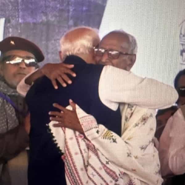 यावेळी एक लक्षवेधी घटना पहायला मिळाली. पंतप्रधान नरेंद्र मोदी मंचावर येताच त्यांनी एका वृद्ध माणसाची गळाभेट घेतली. त्यांना मिठी मारली. त्यानंतर त्यांच्या चरणांना स्पर्श करुन आशीर्वाद घेतला. मोदींनी त्यांना बराच वेळ प्रेमाने घट्ट मिठी मारली होती.