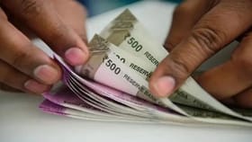 कितीही कष्ट केले तरी हातात पैसा टिकत नाही? मग या तीन चुका टाळाच
