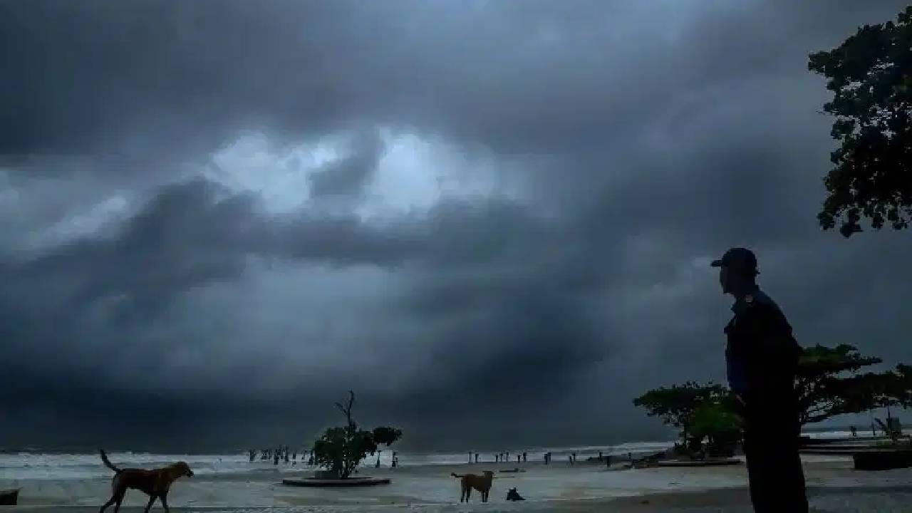 Monsoon Update : मान्सूनच्या आगमनाची नवी तारीख आली, आधी केरळ मगच कोकण; हवामान विभागाची मोठी अपडेट काय? Monsoon Update : मान्सूनच्या आगमनाची नवी तारीख आली, आधी केरळ मगच कोकण; हवामान विभागाची मोठी अपडेट काय?