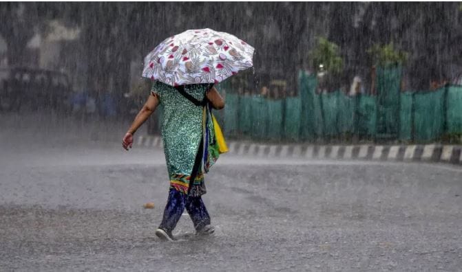 राज्यात 1 जूनपासून काही भागांत वादळी पावसाची शक्यता असली, तरी त्याचा मान्सूनशी कोणताही संबंध नाही, कारण मान्सून अद्याप केरळ येथे पोहोचलेला नाही, असे मुख्यमंत्री कार्यालयाने आपल्या ट्वीटमध्ये सांगितलं आहे.