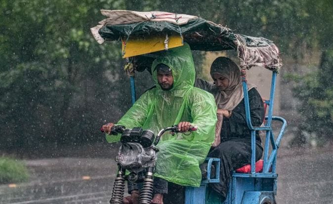 आता पावसाळा अवघ्या काही दिवसांवर येऊन ठेपला आहे. त्यामुळे पेरणीच्या अगोदरच्या कामाला वेग आला आहे. भारतात आणि महाराष्ट्रात मान्सून कधी एकदा दाखल होतो, याची सगळेच वाट पाहात आहेत.