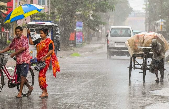 आता मान्सूनचे आगमन लांबणीवर पडले आहे. मान्सून येण्यास उशीर होऊ शकतो, असे सांगितले जात आहे. म्हणजेच महाराष्ट्रातही मान्सूनचे आगमन उशिरानेच होऊ शकते. सध्या आलेल्या ताज्या अंदाजानुसार केरळमध्ये मान्सून येण्यासाठी 2 ते 4 जूनची वाट पाहावी लागू शकते. 