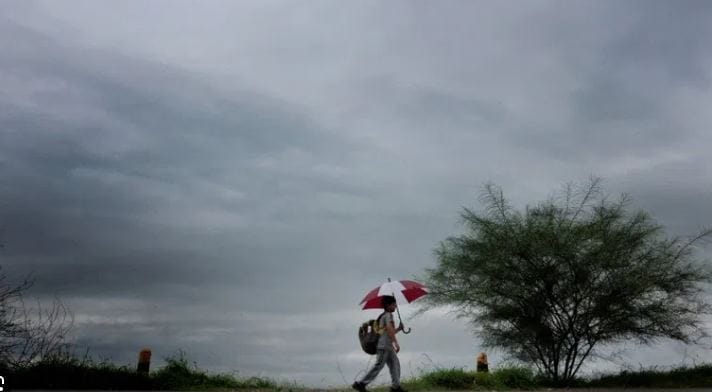  26 मे रोजीच्या आदल्या दिवशी म्हणजेच 25 मे रोजी भारतात मान्सून दाखल झाला आहे, हे जाहीर करण्यास पुरेसे निकस नव्हते. नैऋत्य मोसमी वारे अरबी समुद्रातच रेंगाळल्याने मान्सूनला उशीर झाला.  