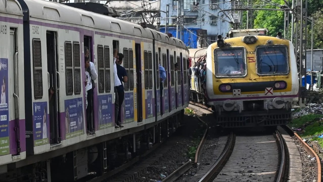 Mumbai Local Update : मध्य रेल्वेची वाहतूक विस्कळीत, लोकल दीड तास उशिराने