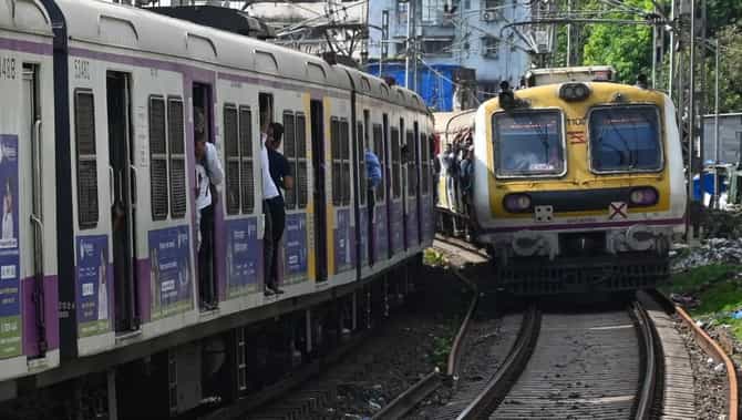 Mumbai Local Update : मध्य रेल्वेची वाहतूक विस्कळीत, लोकल दीड तास उशिराने, नेमकं काय घडलं?