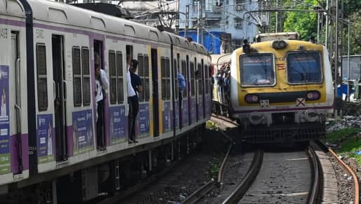 Mumbai Local Update : मध्य रेल्वेची वाहतूक विस्कळीत, लोकल दीड तास उशिराने