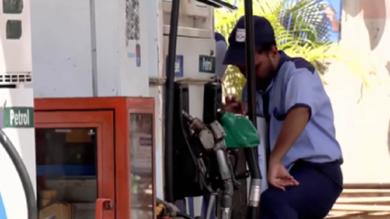 मुंबईत पेट्रोल, डिझेल संपलं? अनेक पेट्रोल पंपावर फक्त CNG, इंधन टंचाईची राजधानीला झळ! मुंबईत पेट्रोल, डिझेल संपलं? अनेक पेट्रोल पंपावर फक्त CNG, इंधन टंचाईची राजधानीला झळ!
