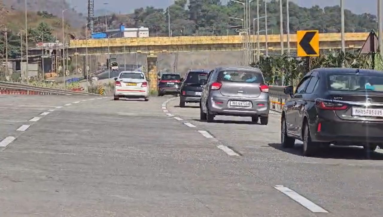 या गोंधळामुळे अनेक वाहन चालक थेट रस्त्याच्या मध्यभागी अचानक गाडी थांबवत आहेत किंवा वेग कमी करत आहेत. यामुळे मागून येणाऱ्या वेगवान वाहनांची धडक होऊन मोठा अपघात होण्याची शक्यता निर्माण झाली आहे.
