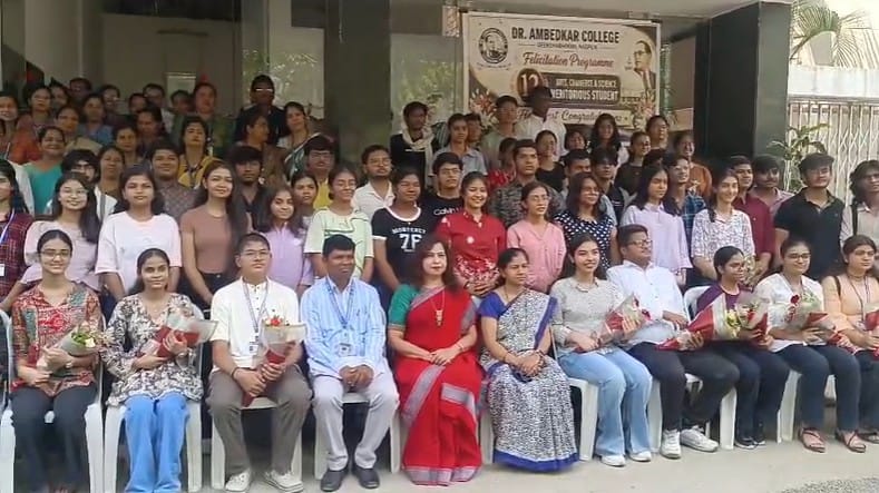  बारावीच्या परीक्षेत बुलढाणा जिल्ह्याने दमदार कामगिरी करीत अमरावती विभागात अव्वल क्रमांक पटकावला आहे.जिल्ह्याचा एकूण निकाल 95.22 टक्के लागला आहे. यंदा 34 हजार 208 विद्यार्थ्यांनी परीक्षा दिली होती. त्यापैकी  32 हजार 575 विद्यार्थी उत्तीर्ण झाले आहेत.मुलांचा निकाल 94.32 टक्के, तर मुलींचा निकाल 96.29 टक्के लागला आहे. 