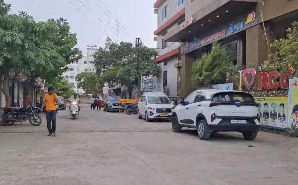 दरम्यान आता या नीट पेपरफुटी प्रकरणात नवी आणि धक्कादायक माहिती समोर आली आहे. मिळालेल्या माहितीनुसार लातूरमध्ये सीबीआयचे पथक पुन्हा एकदा मोटेगावकरच्या क्लासेस कार्यालयात पोहोचले. 