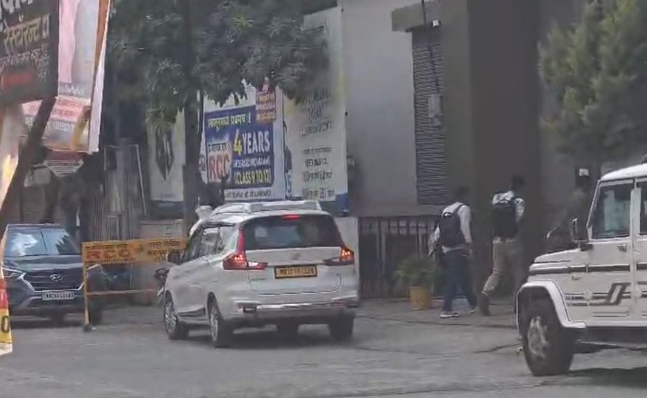 सीबीआयच्या अधिकाऱ्यांनी मोटेगावकरच्या क्लासेसमध्ये जाऊन चौकशी आणि तपास केल्याचे बोलले जात आहे. असे असतानाच आ प्रतकणी चौकशी करण्यात आलेल्या दोन डॉक्टरांनी नीट परीक्षेनंतर नोट्स आणि काही कागदपत्र रद्दीत विकल्याचे समोर आले आहे. 