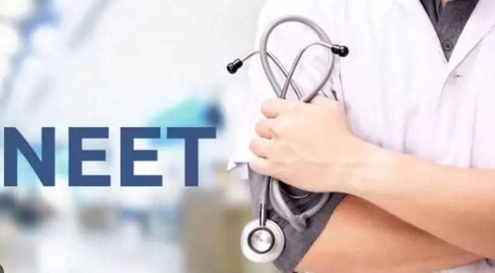 त्यामुळेच ही परीक्षा रद्द करण्यात आली आहे. या प्रकरणाचा आता तपास सुरू झाला असून नाशिकमधून एका व्यक्तीला ताब्यात घेण्यात आले आहे. मिळालेल्या माहितीनुसार नीट परीक्षेचा पेपर नाशिकमधील एका प्रिंटिंग प्रेसमध्ये छापण्यात आला होता. 