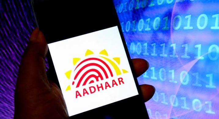  सर्वात अगोदर  Google Play Store किंवा Apple App Store वर जावे. तेथे  UIDAI Official Website वर देण्यात आलेले आधार अॅप डाऊनलोड करावे. त्यानंतर तुमच्या आवडीची भाषा निवडावी तुमचा 12 अंकी आधार नंबर टाकावा.