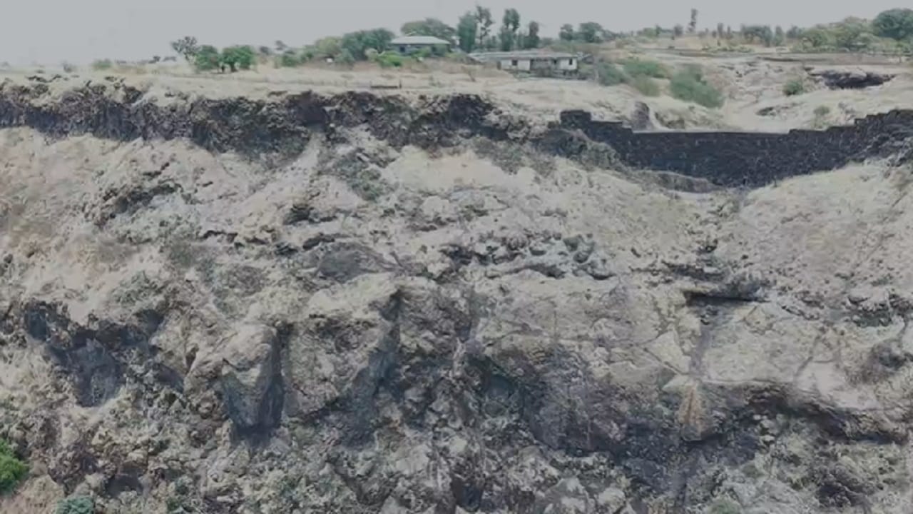 यापूर्वी त्यांनी महाराष्ट्राचे एव्हरेस्ट असलेल्या कळसूबाई शिखरावरही विक्रमी चढाई केली होती.विनादोर चढाई अन अंगावर काटा आणणारा थरार ड्रोनच्या माध्यमातून शूट करण्यात आला आहे.