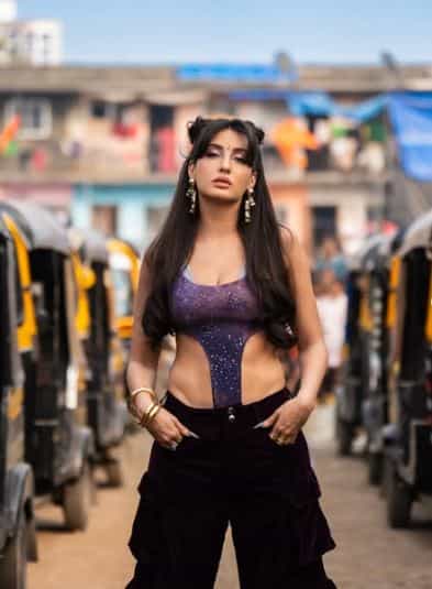 गेल्या काही दिवसांपूर्वी प्रसिद्ध अभिनेत्री नोरा फतेही ही मोठ्या वादात सापडली होती. तिचे 'सरके चुनरिया' हे व्हिडीओ साँग सोशल मीडिया तसेच यूट्यूबवर प्रसिद्ध झाले होते. या गाण्यामुळे मोठा वाद निर्माण झाला होता.