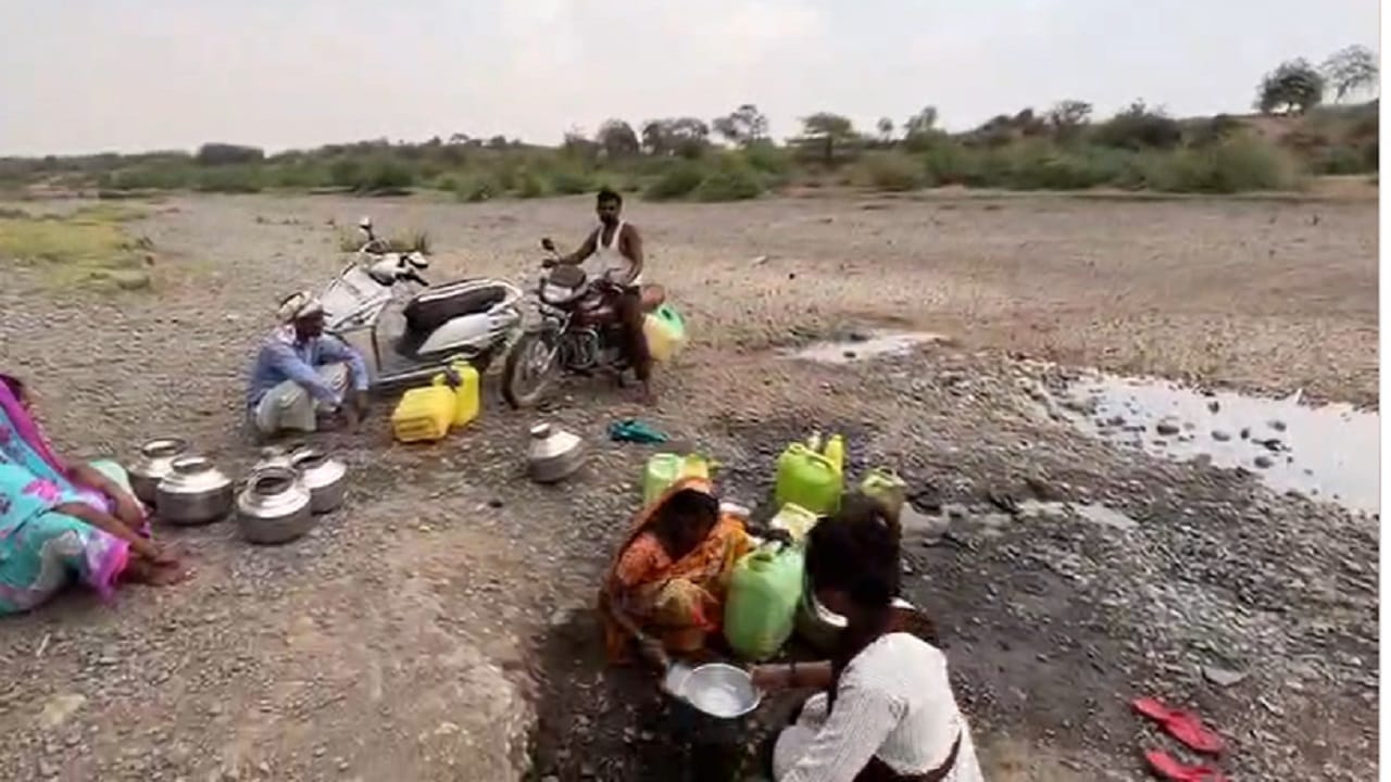 2018 मध्ये धरणात पाणी अडवण्यात आलं आणि आजही धरणात पाणीसाठा आहे... मात्र गावकऱ्यांच्या नळापर्यंत हे पाणी अद्याप पोहोचलेलं नाही. तर गेल्या 25 वर्षांपासून पाण्यासाठी संघर्ष करणाऱ्या कवठा ग्रामस्थांचा सवाल आता एकच आहे... 