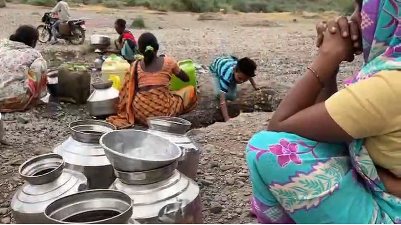 ‘धरण उशाला आणि कोरडा घशाला’ अशी संतापजनक परिस्थिती कवठा गावात पाहायला मिळतेय. उन्हाचा पारा 40 अंशांच्या पुढे गेलाय. अशात गावातील महिला, पुरुष आणि लहान मुलांना दररोज तब्बल दीड किलोमीटरची पायपीट करत मन नदीच्या पात्रात जावं लागतं... 