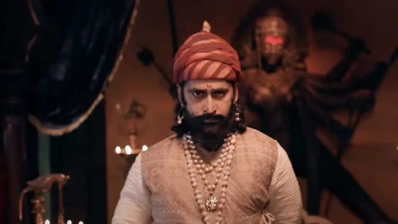 छत्रपती शिवाजी महाराजांचे सेनापती बाजीप्रभू देशपांडे यांच्या शौर्यावर आधारित 'पावनखिंड' सिनेमाने देखील चाहत्यांच्या मनावर राज्य केलं. कमी बजेटमध्ये तयार झालेल्या सिनेमाने बॉक्स ऑफिसवर  43 कोटींचा गल्ला पार केलेला. 