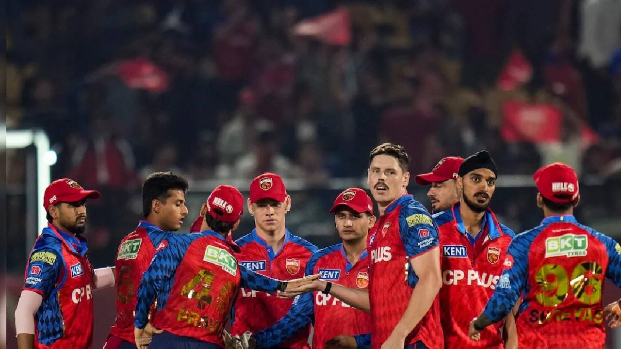 पंजाबच शेवटचा सामना LSG विरुद्ध आहेत. त्यांना ही मॅच जिंकावीच लागेल, तर त्यांचे 15 पॉइंट्स होती. लखनऊला फरक पडणार नाही. ते आधीच बाहेर गेलेत. 14 पॉइंटवर असलेल्या राजस्थान रॉयल्सचा शेवटचा सामना मुंबई इंडियन्स विरुद्ध आहे.