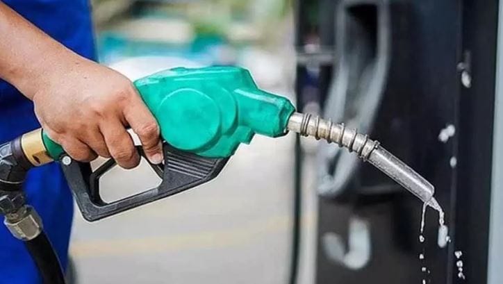 petrol aसध्या देशात निर्माण झालेल्या उर्जासंकटाला तोंड देण्यासाठी वेगवेगळ्या पर्यायांचा विचार केला जात आहे. होनार नुकसान भरून काढण्यासाठी तेल विपणन कंपन्यांनी पेट्रोल आणि डिझेलचा भाव वाढवला आहे.nd diesel price 