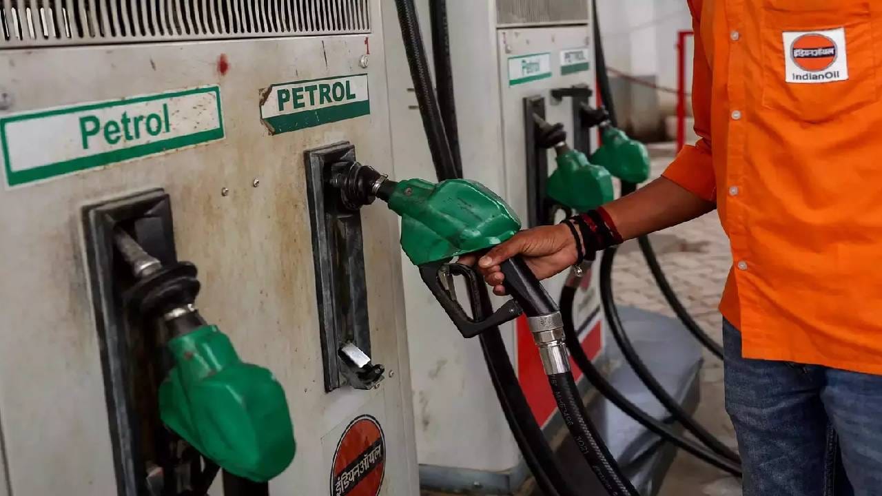 टेन्शन वाढणार... आता पेट्रोल 170 रुपये, डिझेल 150 रुपये होणार, बड्या नेत्याचं भाकीत! टेन्शन वाढणार... आता पेट्रोल 170 रुपये, डिझेल 150 रुपये होणार, बड्या नेत्याचं भाकीत!