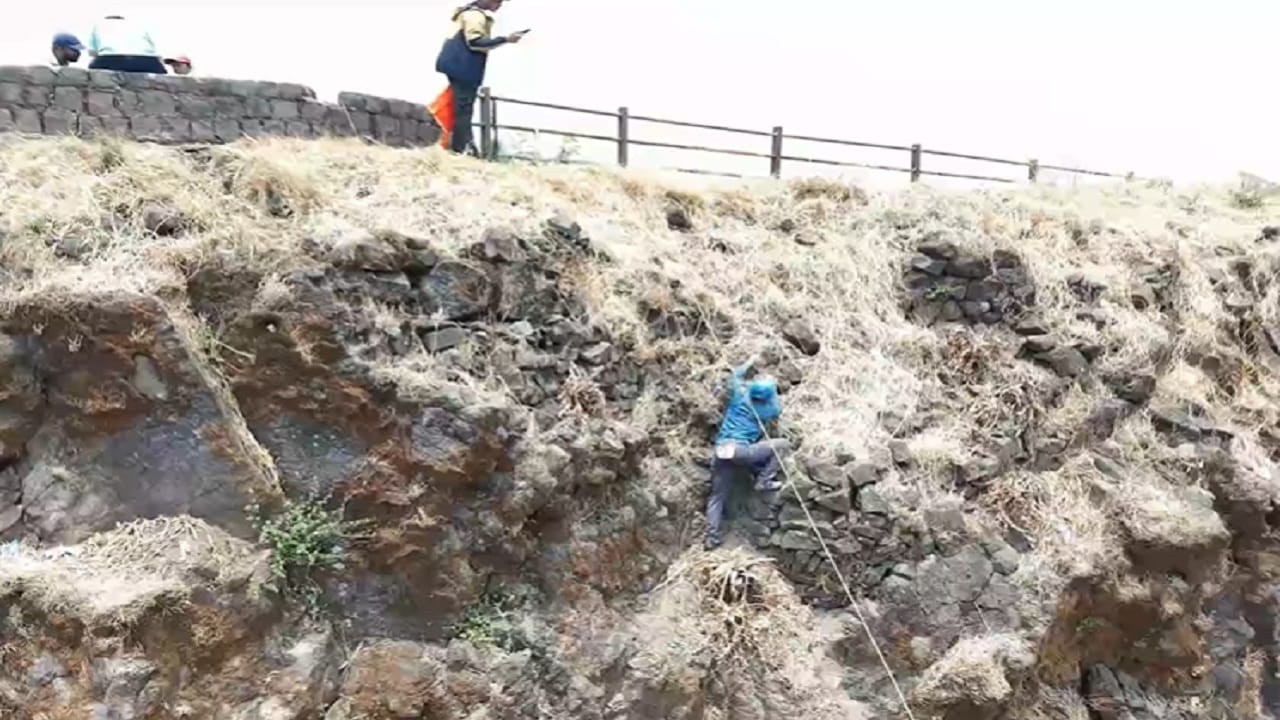 सिंहगडाच्या पश्चिम बाजूला असलेला 'तानाजी कडा' हा अत्यंत सरळ आणि छाती दडपून टाकणारा आहे. इ.स. 1670 मध्ये नरवीर तानाजी मालुसरे यांनी याच कड्यावरून चढाई करून गड जिंकला होता.