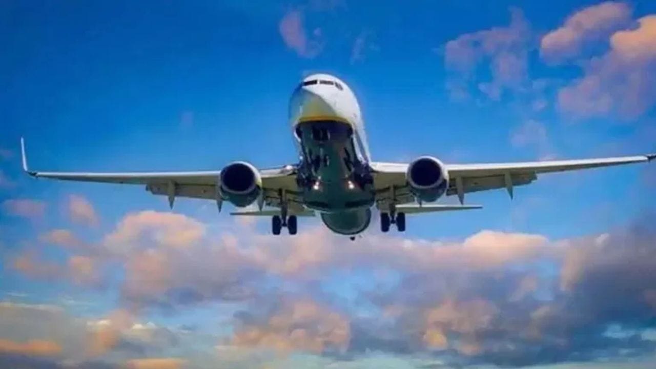 मोठी बातमी! 147 प्रवासी असलेलं विमान हायजॅक करण्याचा प्रयत्न, मोठी खळबळ, थेट पायलटच्या... मोठी बातमी! 147 प्रवासी असलेलं विमान हायजॅक करण्याचा प्रयत्न, मोठी खळबळ, थेट पायलटच्या...