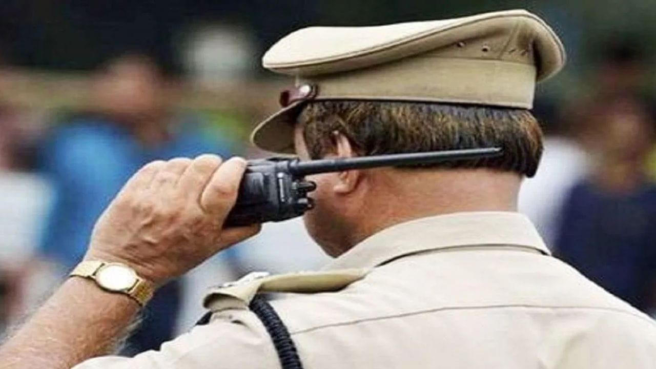 मोठी बातमी! मजामस्तीमध्ये पोलीस निरीक्षकाकडूनच पोलीस ठाण्यात गोळीबार, नाशिक हादरलं मोठी बातमी! मजामस्तीमध्ये पोलीस निरीक्षकाकडूनच पोलीस ठाण्यात गोळीबार, नाशिक हादरलं