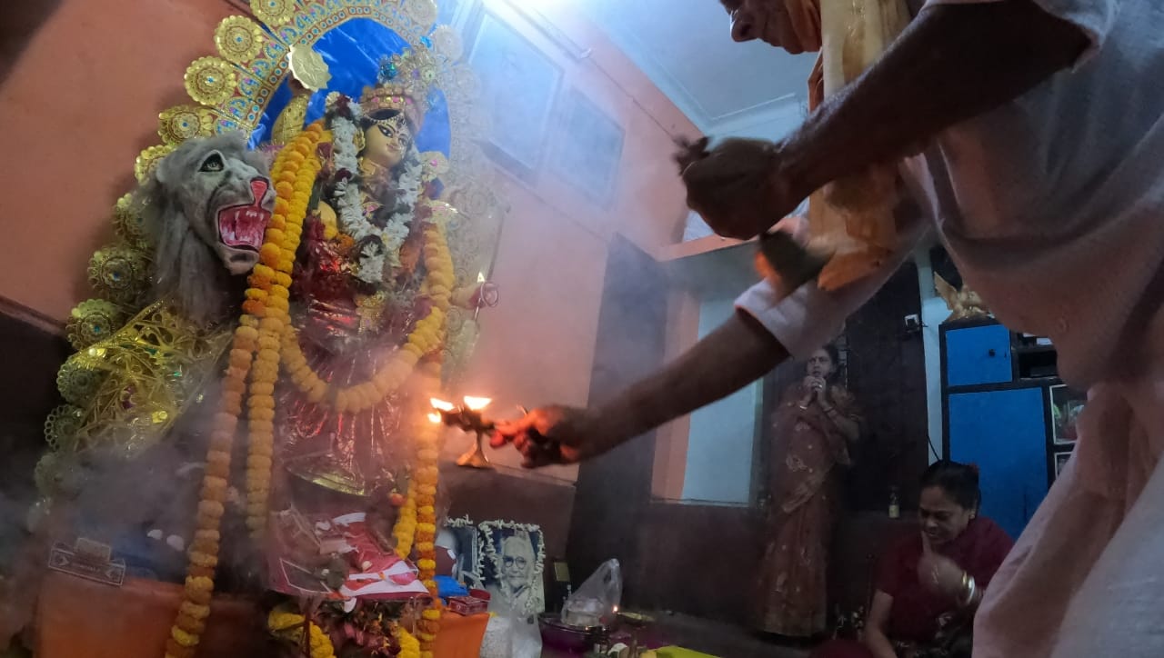 जेव्हा शेकडो लोक एकत्र येऊन आरती किंवा भजन करतात, तेव्हा तिथल्या सकारात्मक ऊर्जेचा प्रभाव त्वरित आपल्या मनावर होतो. मंदिरातील शंखनाद, घंटा आणि अगरबत्तीचा सुवास मनातील नकारात्मक विचार दूर करण्यास मदत करतो.