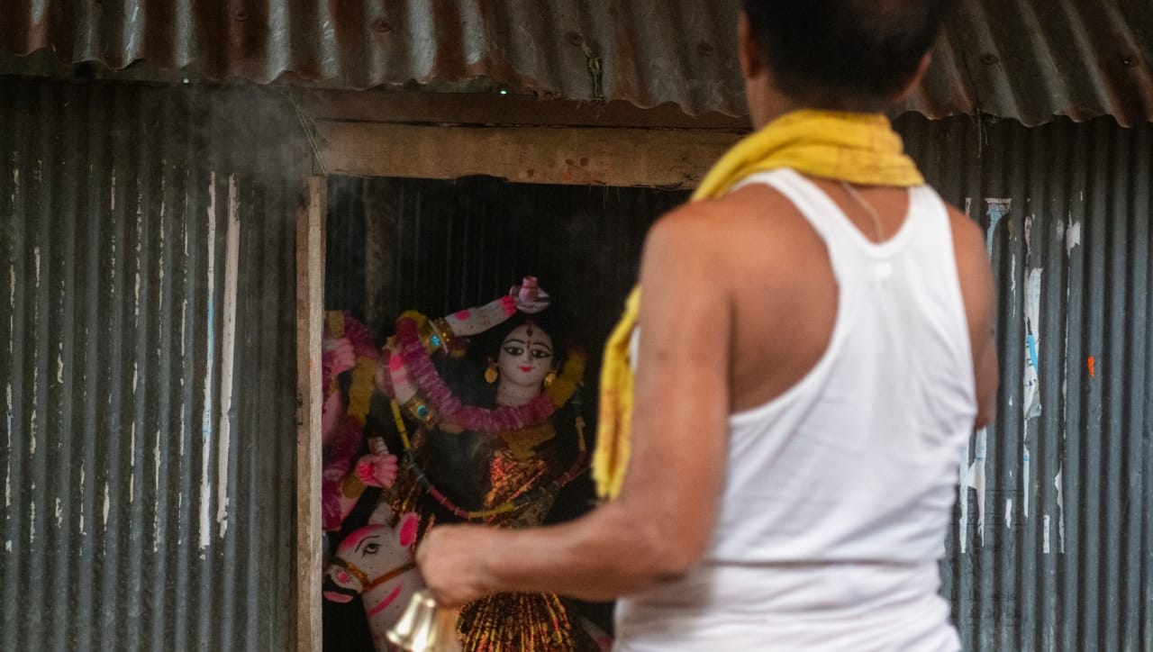 जर एखादी व्यक्ती कामाच्या व्यापामुळे तुम्ही मंदिरात जाऊ शकत नसाल, तर त्याने घरीच देवाचा दिवा लावून नामस्मरण केले, तर त्याला तेवढेच पुण्य मिळते. कारण देव हा भावाचा भुकेला असतो, विधींचा नाही.