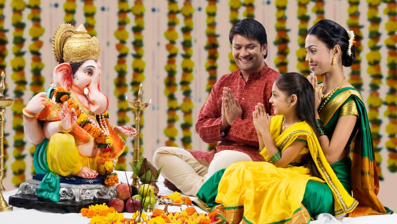 सनातन धर्मात घराला मंदिर मानले जाते. शास्त्रांनुसार, देव हा केवळ दगडात किंवा लाकडात नसून तो भक्ताच्या हृदयात वास करतो. घरी केलेली पूजा ही पूर्णपणे एकाग्रतेने आणि शांततेत केली जाते. यामुळे घरातील वातावरणात सकारात्मकता येते.