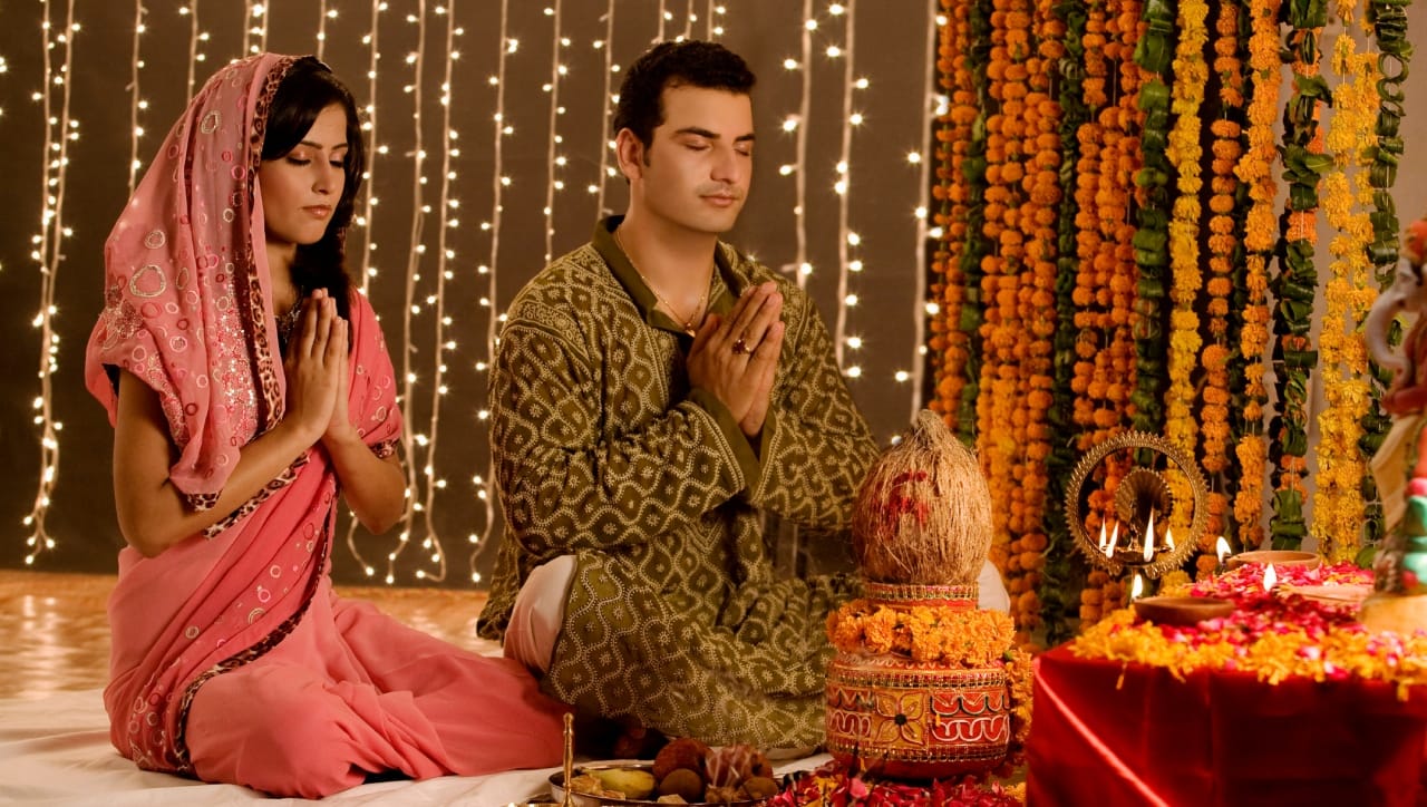 हिंदू धर्मात ईश्वराची भक्ती करण्याचे अनेक मार्ग सांगितले आहेत. काही लोक दररोज न चुकता मंदिरात जाऊन दर्शन घेतात. तर काही आपल्या घरातच देवाची मनोभावे सेवा करतात. मात्र या दोन्हीपैकी कोणत्या मार्गाने जास्त पुण्य मिळते, असा प्रश्न नेहमीच भक्तांच्या मनात असतो. आज आपण शास्त्रानुसार घरगुती पूजा आणि मंदिर दर्शनामध्ये नेमका फरक काय, हे जाणून घेऊया.