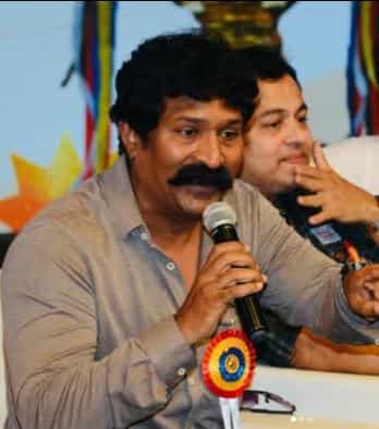 मराठी सिनेसृष्टीतील प्रसिद्ध दिग्दर्शक प्रवीण तरडे यांचा देऊळबंद-2 हा चित्रपट येत्या 21 मे 2026 रोजी प्रदर्शित होत आहे. नुकतेच या चित्रपटाचा ट्रेलर प्रदर्शित झाला आहे. दरम्यान, अभिनेता आणि दिग्दर्शक प्रवीण तरडे यांच्या देऊळ बंद चित्रपटाच्या टीझर रिलीजसाठी संपूर्ण टीम अक्कलकोटमध्ये दाखल झाली होती.