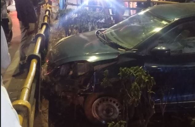 पुण्यातील पोर्शे कार अपघात प्रकरणाने संपूर्ण महाराष्ट्र हादरला होता. या अपघातात एकूण दोन निरापराध तरुणांचा जीव गेला होता. पोर्शे कारमध्ये बसलेला तरुण मद्यप्राशन करून ड्रायव्हिंग करत होता. असेच एक प्रकरण आता पुण्यात समोर आले आहे.