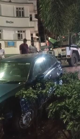 हा तरुण वेगात गाडी चालवत होता. त्यामुळे त्याचे गाडीवरील नियंत्रण सुटले आणि ती गरवारे पुलावरून खाली कोसळली. दारूच्या नशेत असलेल्या तरुणाच्या कारने पुलावरील रेलिंग तोडले आहेत.