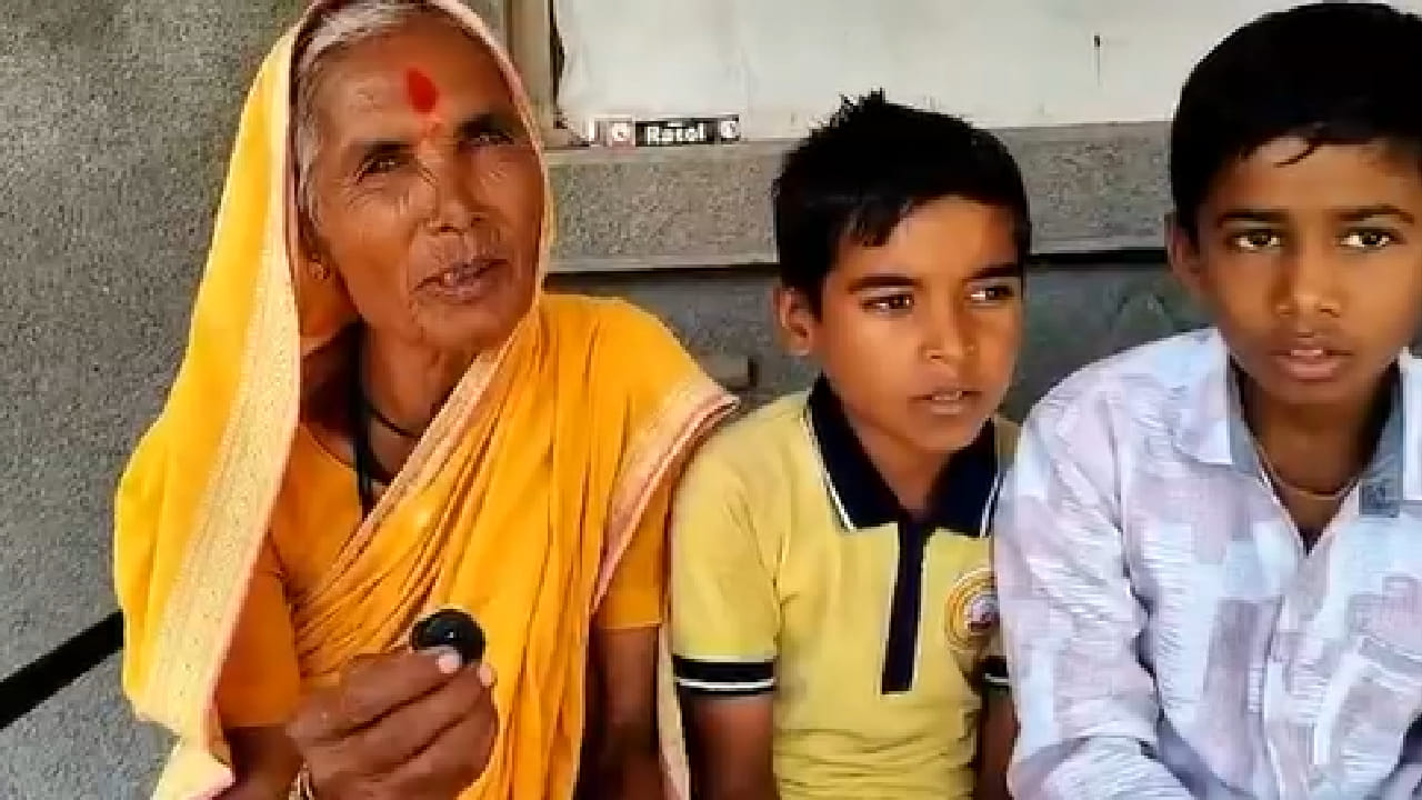 या घटनेत सुनबाई आणि नातवाने दाखवलेले धैर्य अनेकांसाठी प्रेरणादायी ठरले असून, संकटसमयी त्यांनी दाखवलेल्या प्रसंगावधान आणि शौर्याची गावभर चर्चा रंगली आहे.