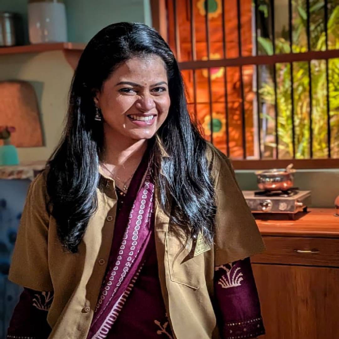 ‘दीपज्योती’ ही प्रेमाने आणि आपुलकीने बांधलेल्या बहीण-भावांच्या नात्याची कथा आहे. ज्योती, तिच्या दोन बहिणी आणि भाऊ यांच्याभोवती ही गोष्ट फिरते. दुसरीकडे, पुरुषोत्तम यांच्या घरंदाज कुटुंबाची कथा उलगडते. त्यांची तीन मुलं, स्वराज, दीप आणि विराज आणि त्यांच्यासोबत आत्या असते. 
