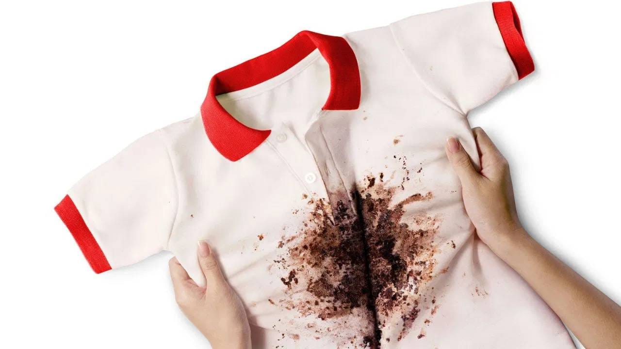 कपड्यांवरील तेलाचे डाग काढण्यासही उपयुक्त : कपड्यांवर पडलेले तेलाचे जिद्दी डाग काढणं खूप कठीण असतं. अशा परिस्थितीत, डागावर लगेच टॅल्कम पावडर टाकावी. ही पावडर तेल शोषून घेते, ज्यामुळे कपडे धुण्यास सोपे जातात आणि डागही फिका होतो.