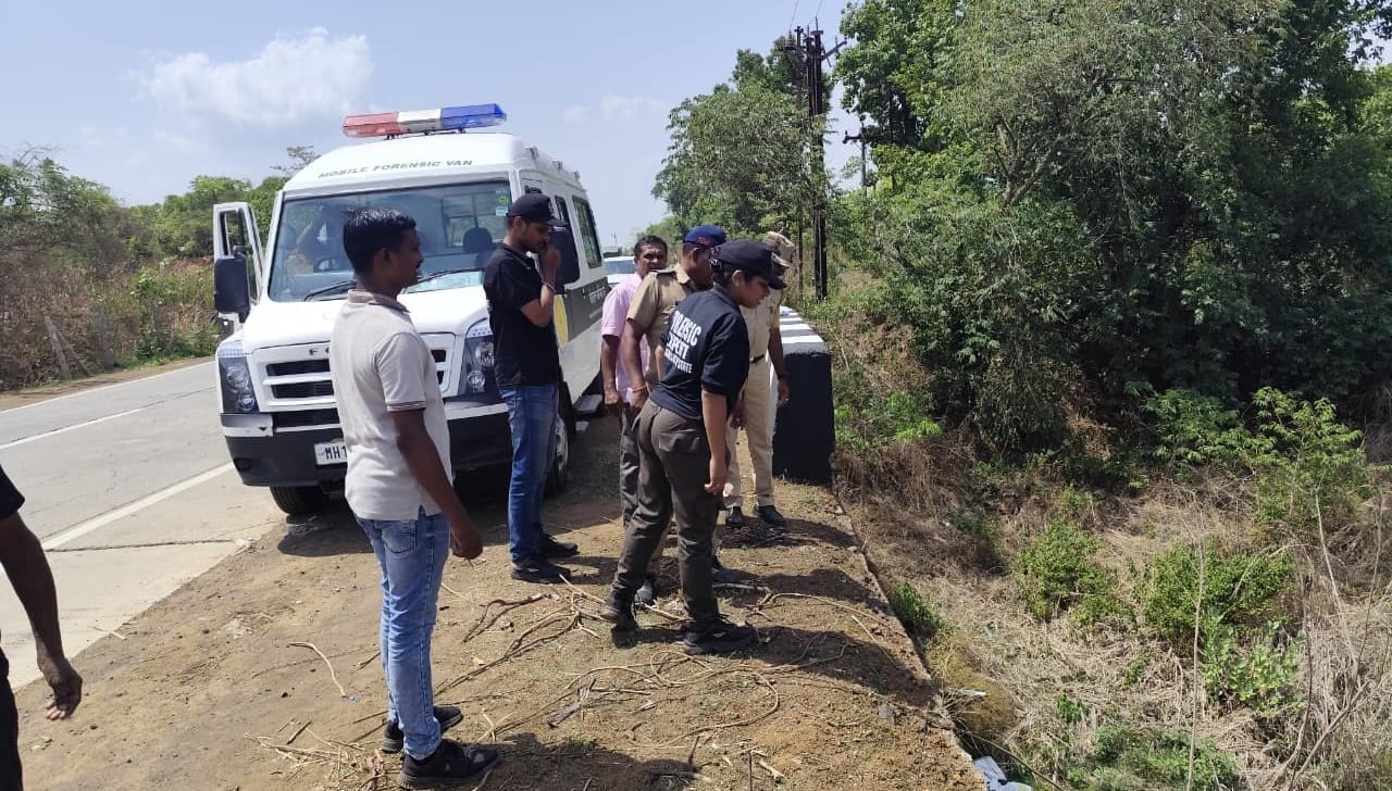 प्राण्याचा मृतदेह समजून दुर्लक्ष केले, पण जवळ जाऊन पाहताच पायाखालची जमीन सरकली, कर्जत-खोपोली हायवेवर काय घडलं? प्राण्याचा मृतदेह समजून दुर्लक्ष केले, पण जवळ जाऊन पाहताच पायाखालची जमीन सरकली, कर्जत-खोपोली हायवेवर काय घडलं?